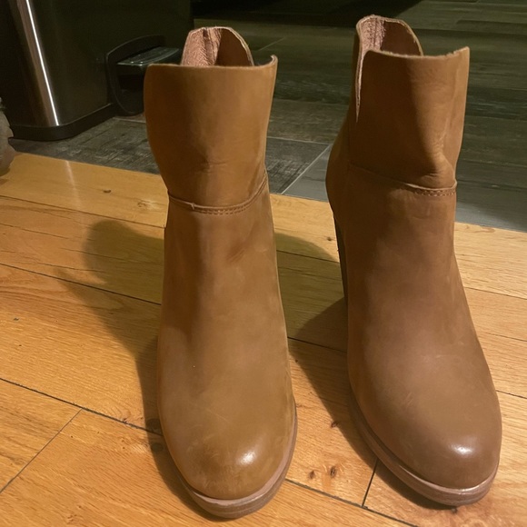 Vince Camuto Shoes - Never worn 💥 Leather Bootie’s